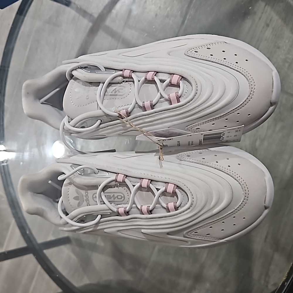 Womens ADIDAS Ozelia Size 8 Light Gray and Pink